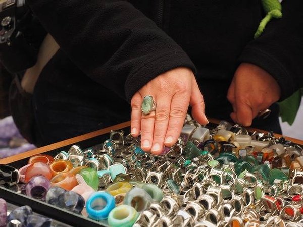 Les bagues en tant qu'accessoires de mode et leur utilisation pour compléter une tenue